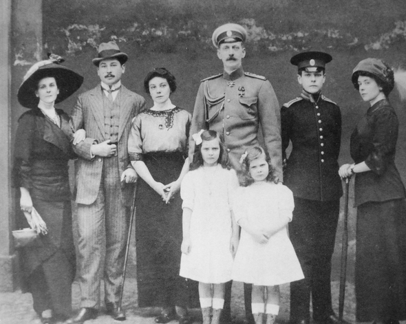    Князь Павел Александрович Романов с супругой и потомками, 1911