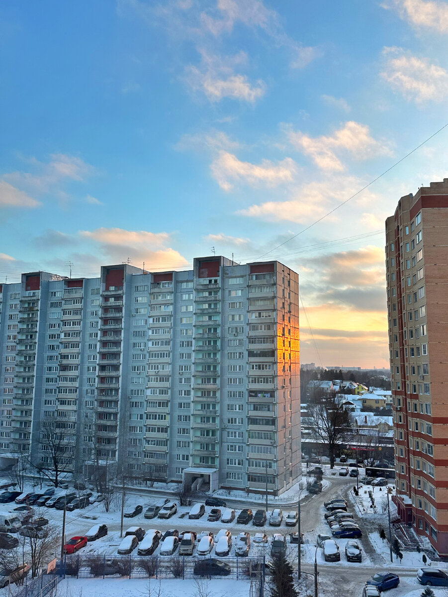 Сегодня утром застала рассвет в отражении дома