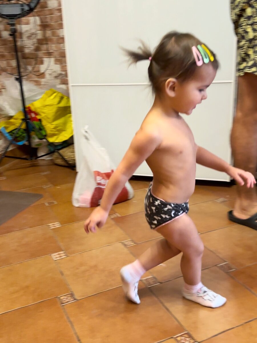 Это я сделала Алине прическу и пыталась сфотографировать, а она с визгом убегала и смеялась