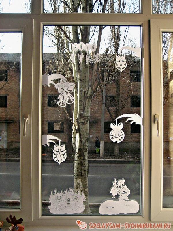 Новогодние трафареты на окно. Вырезаем украшения из бумаги