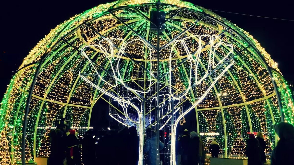     Ближе к концу декабря центральные магистрали будут полностью украшены.