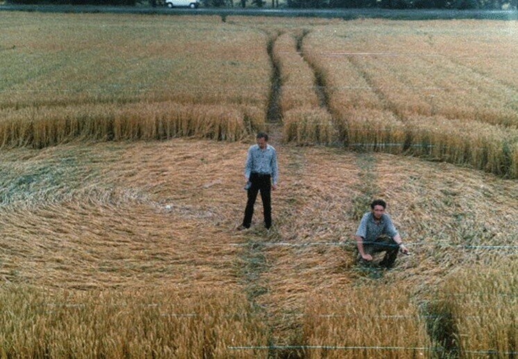 Сотрудники «Космопоиска» исследуют круги в Новокубанске, 1999 год. Фото: «Комсомольская правда» 
