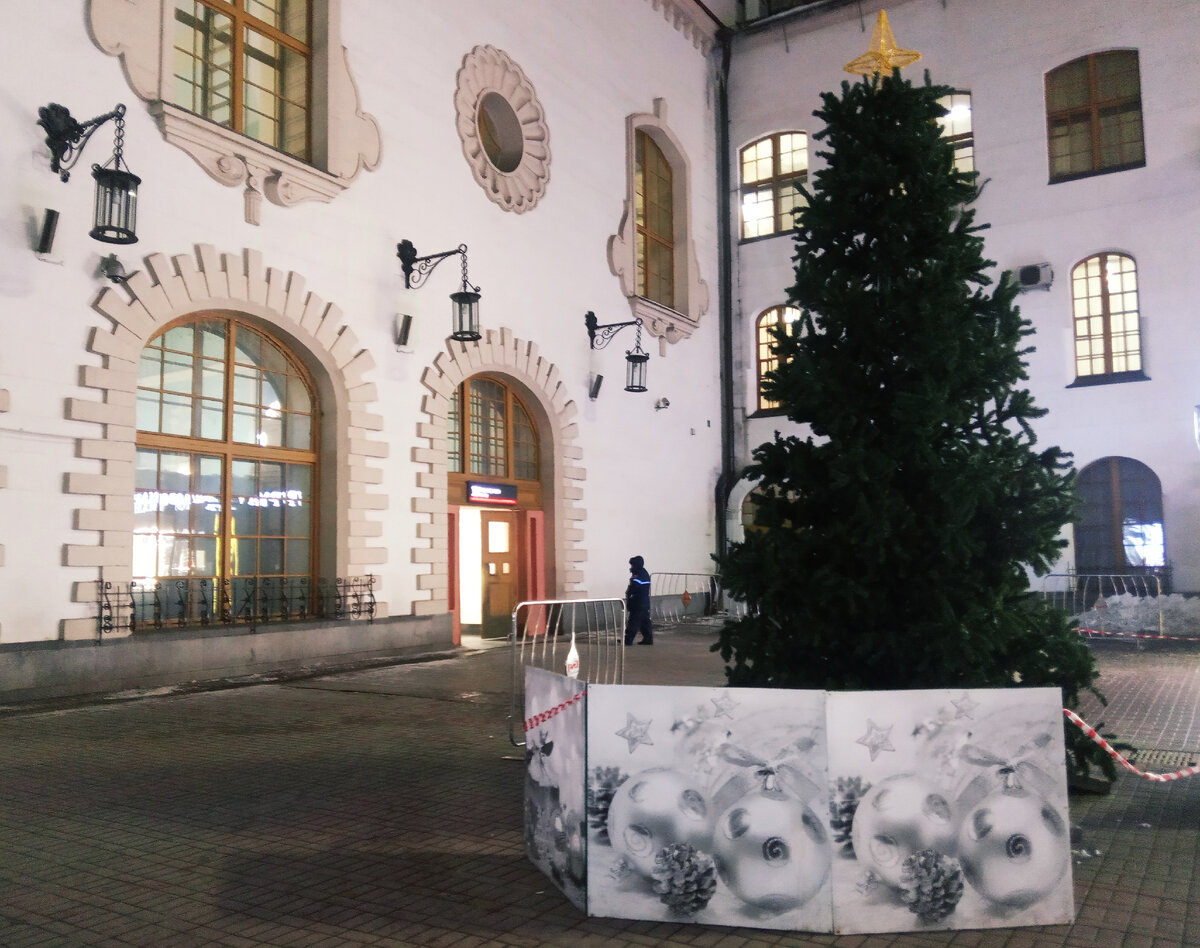 Елка готовится к тому, чтобы стать главной красавицей Казанского вокзала. 