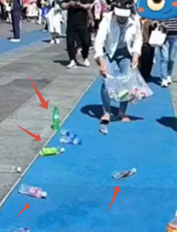Разбросанные бутылки на дорожке в центре города.