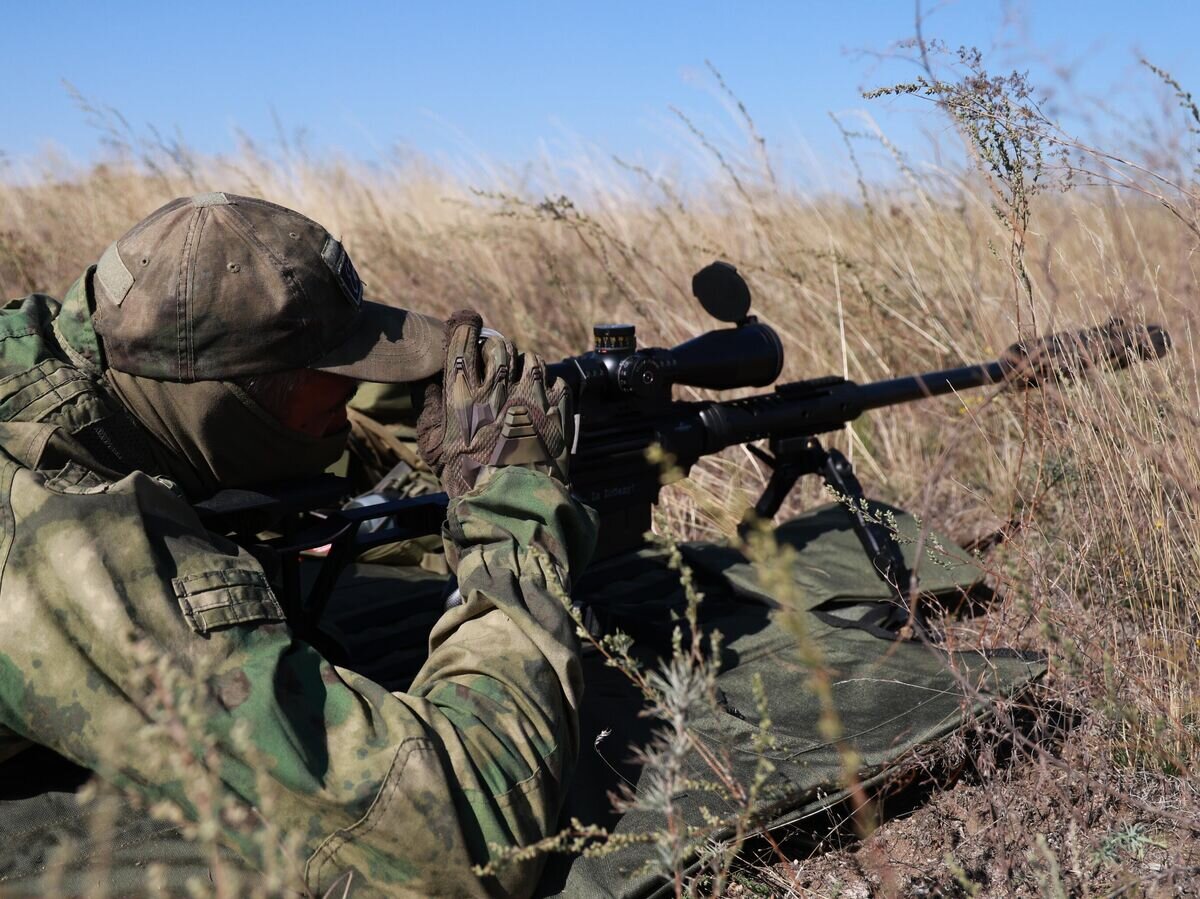    Снайпер отряда специального назначения "Эспаньола" ВС РФ во время выполнения боевых задач в зоне СВО© РИА Новости / Сергей Аверин
