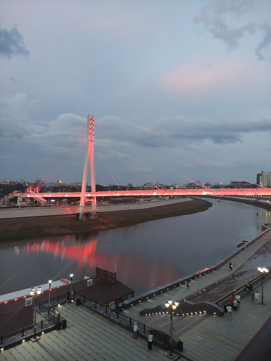 Мост влюблённых, река Тура и вид на набережную. С подсветкой - очень красиво.