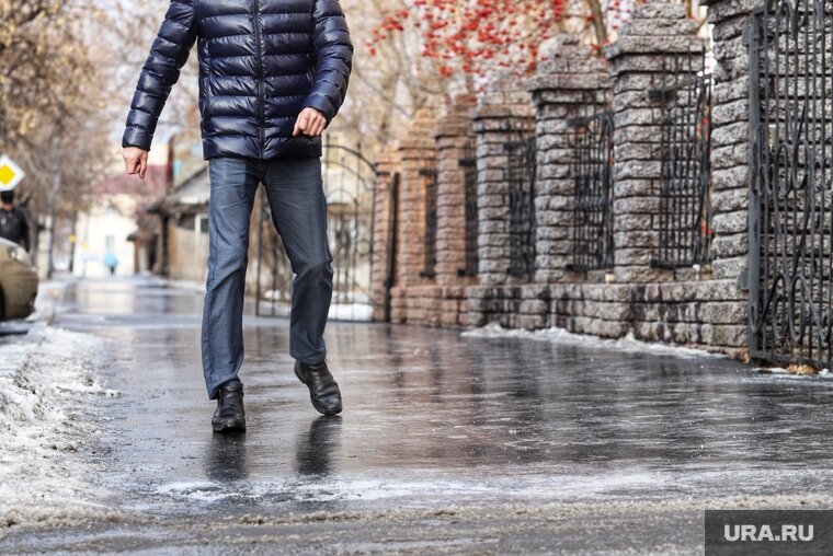    Из-за гололеда жители челябинского поселка вспомнили старинный лайфхак