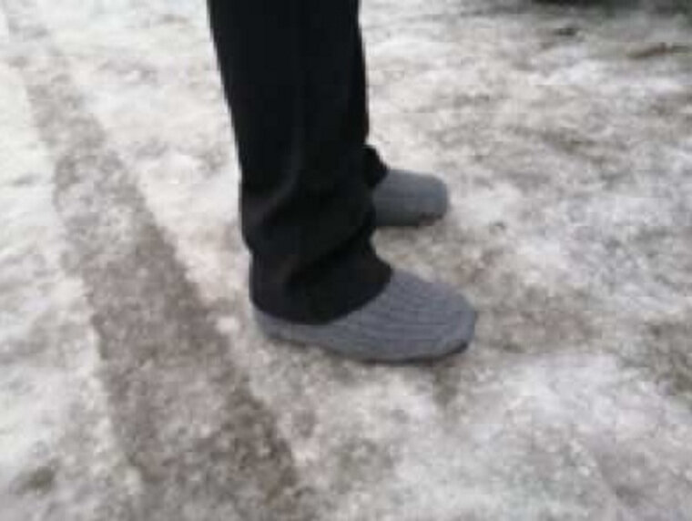    Носки сверху обуви препятствуют скольжению