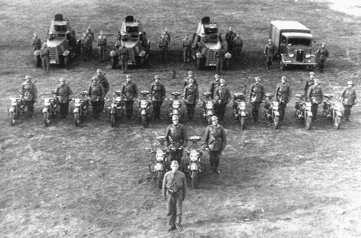 Взвод 1-го эскадрона бронеавтомобилей (1e Eskadron Pantserwagens).