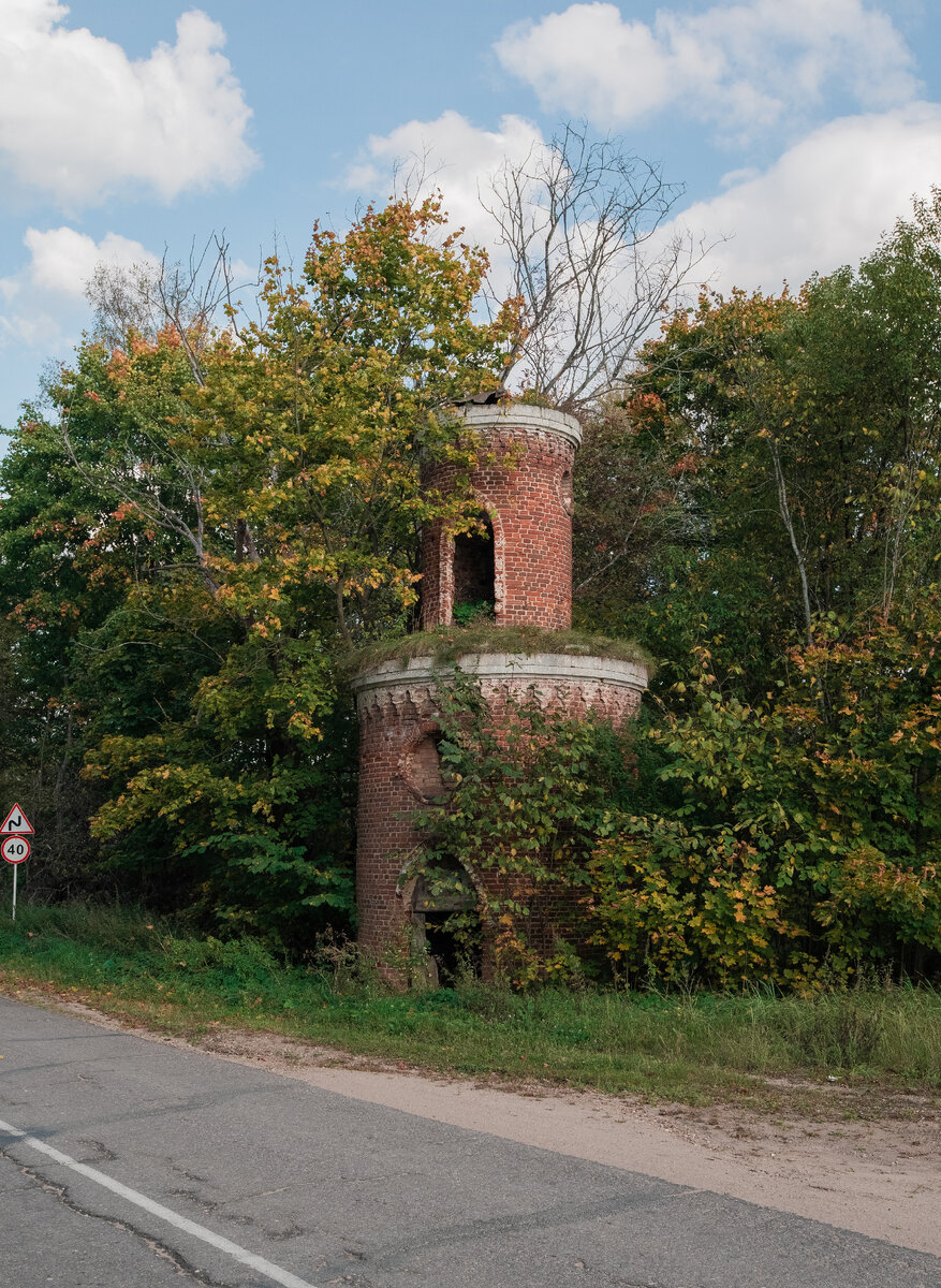 Башня на въезде в усадьбу.
