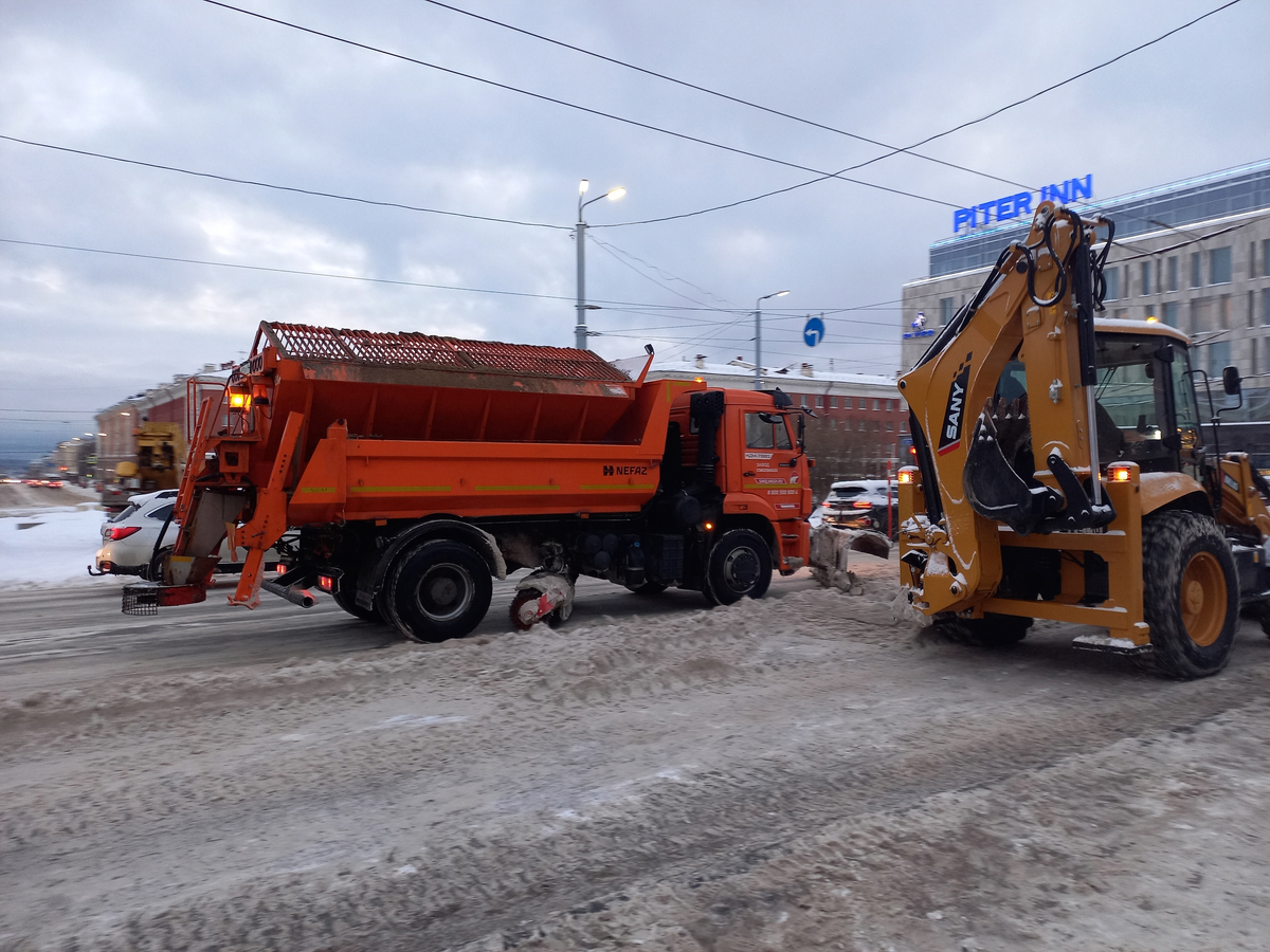    Жители Петрозаводска выходят из автобусов и наступают в снежную кашу подписчик «Фактор News»