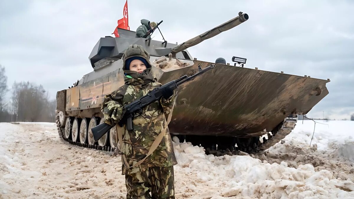     Еще пять лет назад фотографии детей в военной форме выглядели диковато в социальных сетях их родителей. Теперь детские дни рождения в стиле милитари стали обычным делом, а 10-летние девочки стреляют из настоящих пистолетов боевыми патронами.Психологи говорят, что это диагноз для родителей и страны.