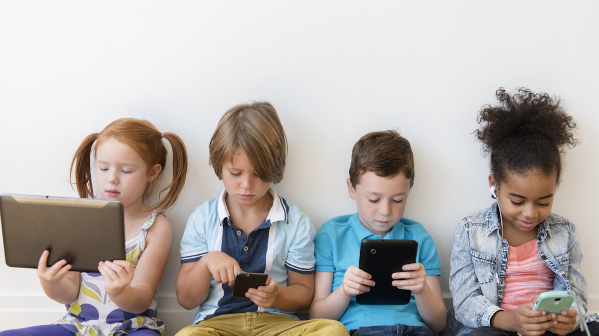 Современные дети и гаджеты. Ребенок со смартфоном. Дошкольники и гаджеты. Современные дети дошкольники. Проблемы дошкольной игры