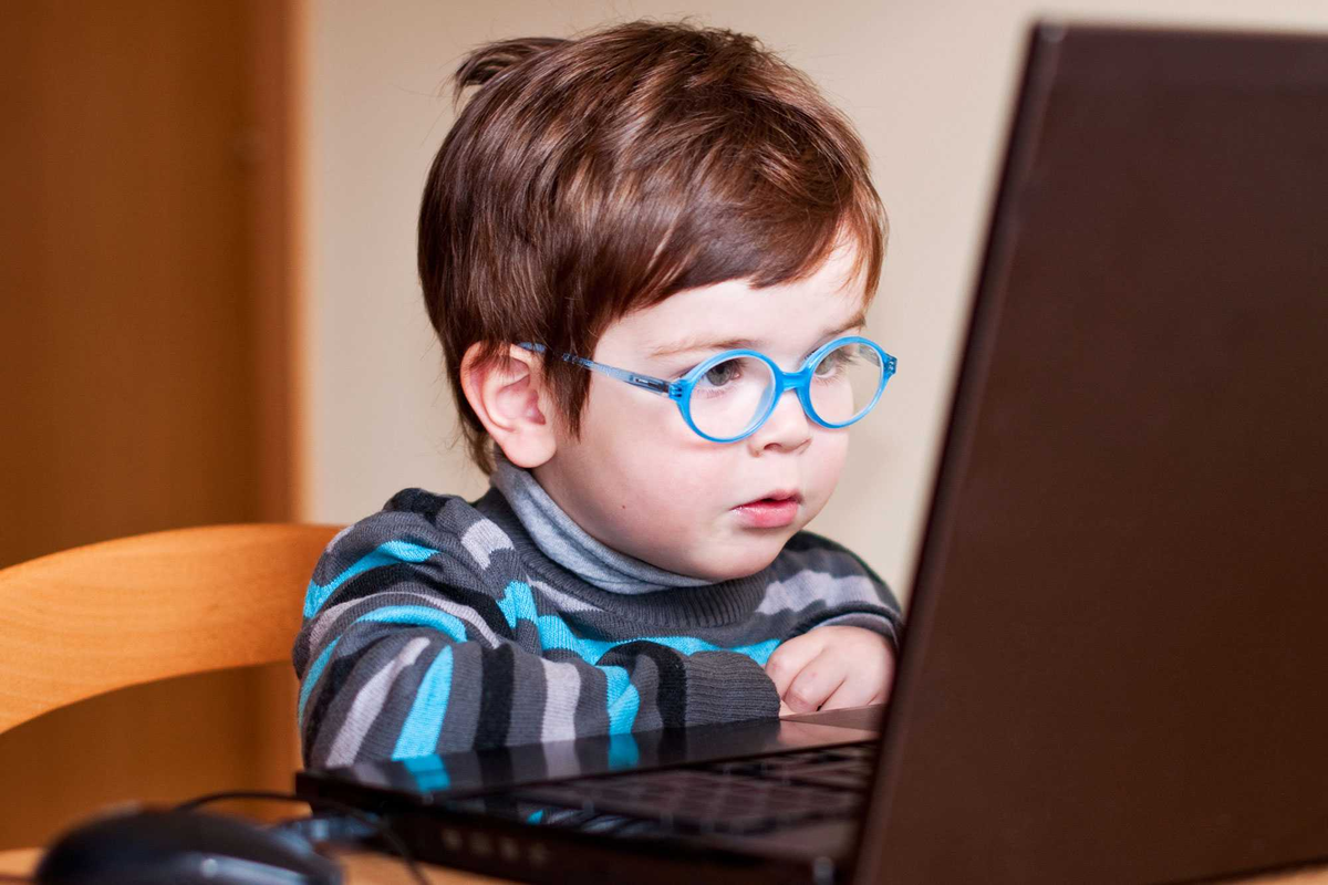 Компьютер для детей. Дети в очках. Дети с нарушением зрения. Ребенок за компьютером. Ухудшение зрения у детей