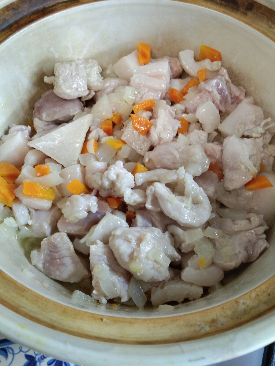 Солянка со свининой и копчёной курицей