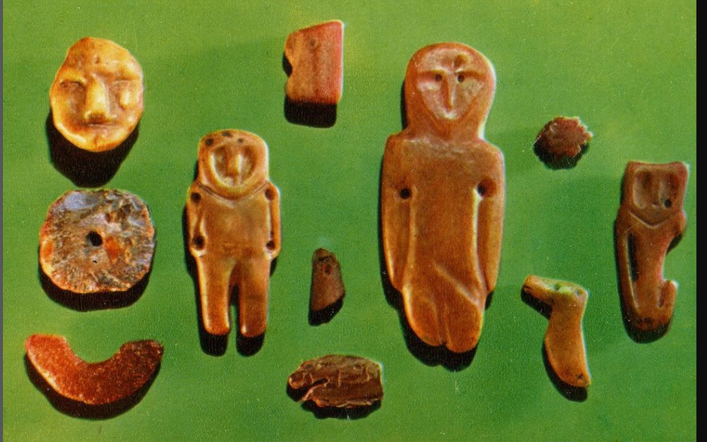 Амулеты из янтаря. Фото из открытого источника в Яндексе