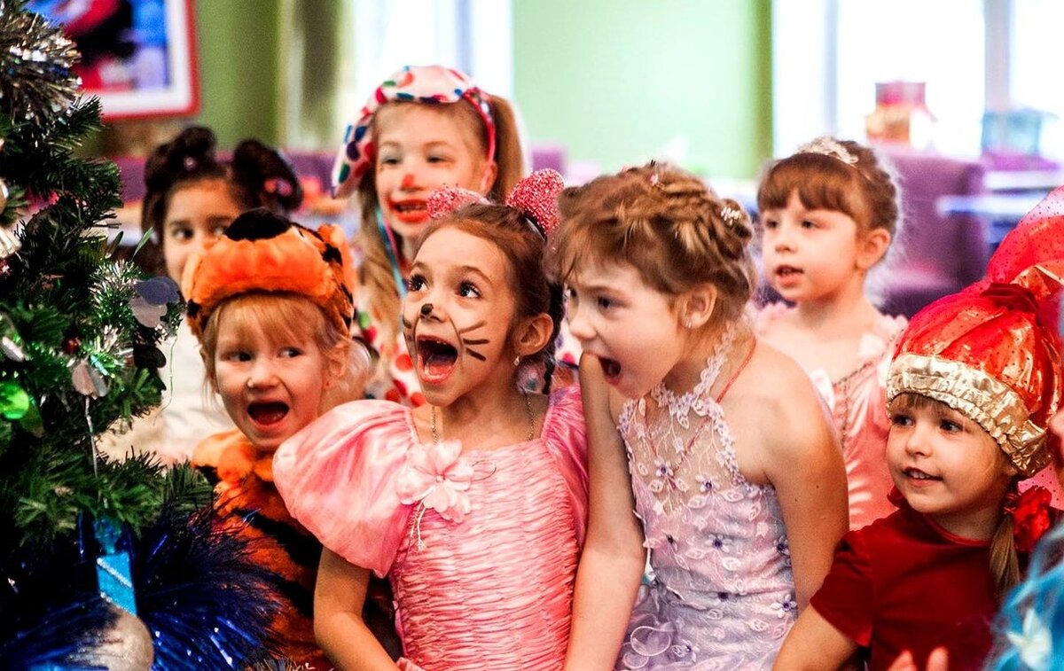 праздник класс новый год. новогодняя елка для детей. утренник в школе новый год. новогодний утренник в детском саду. детский утренник на новый год.