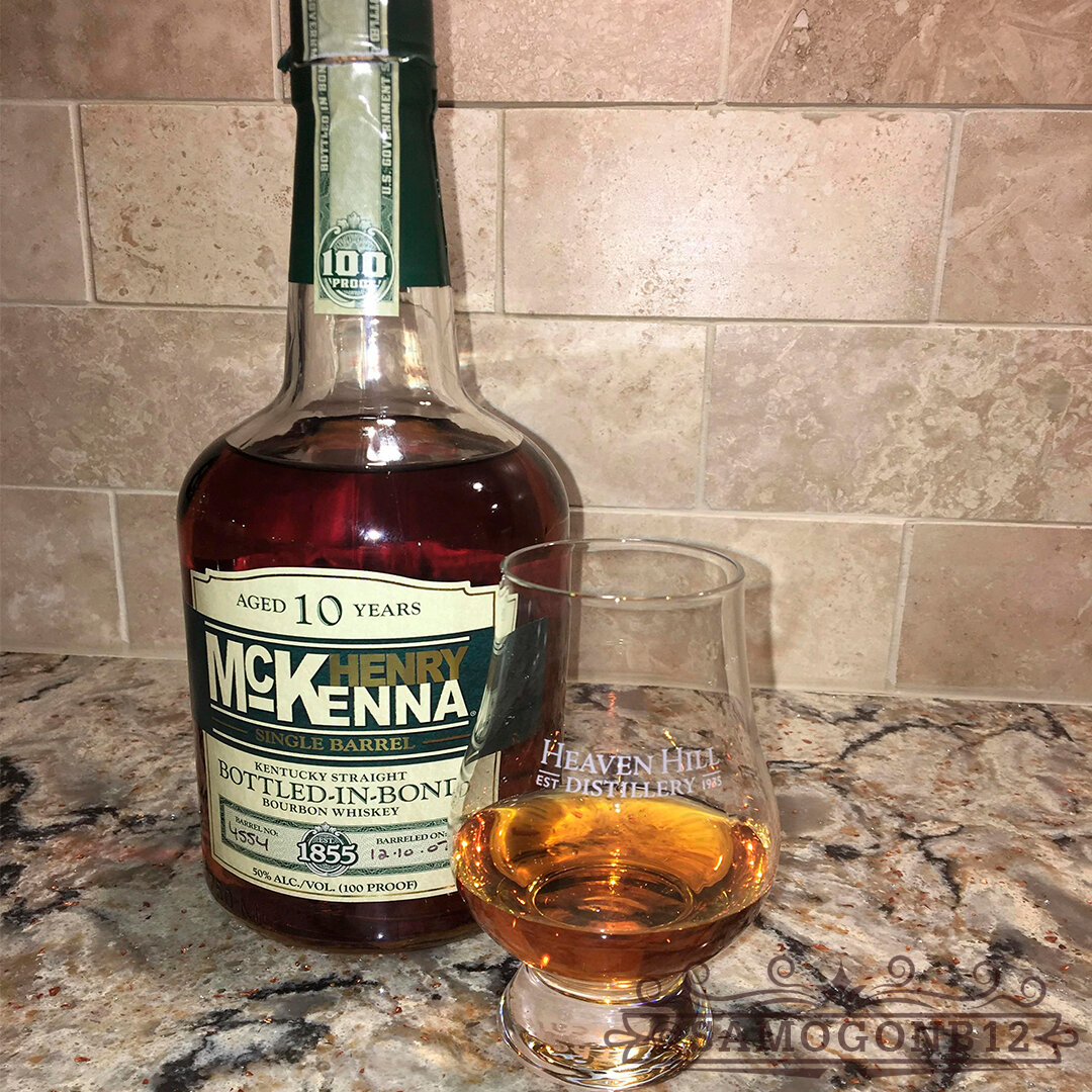 Бурбон в Henry McKenna Single Barrel Bourbon. Коллаж автора ©