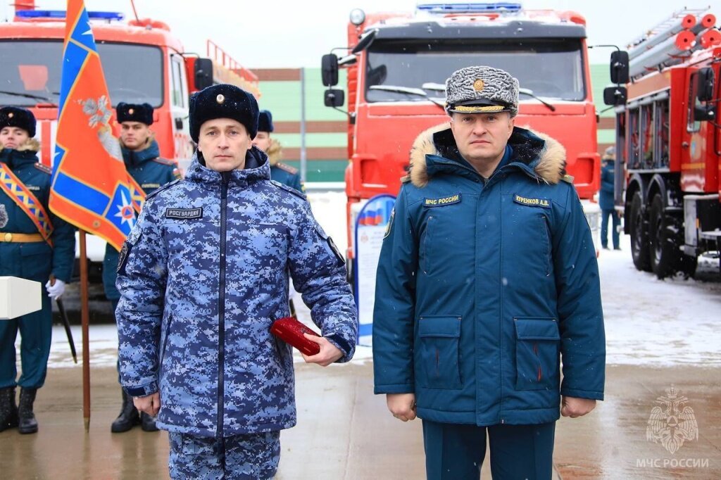 В Твери глава МЧС России наградил росгвардейцев за спасение ребенка из горящего дома