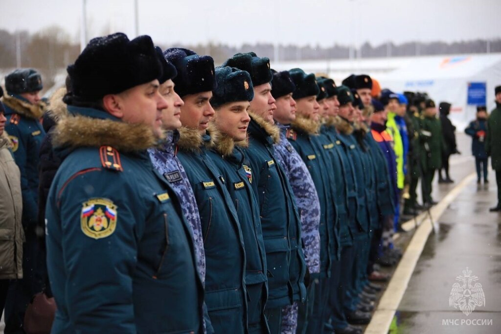 В Твери глава МЧС России наградил росгвардейцев за спасение ребенка из горящего дома