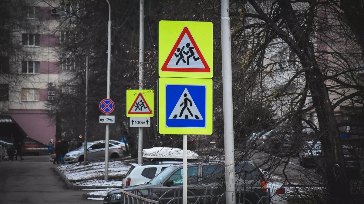     В Нижневартовске возле школы внедорожник сбил на пешеходном переходе женщину. ДТП попало на камеры уличного видеонаблюдения.