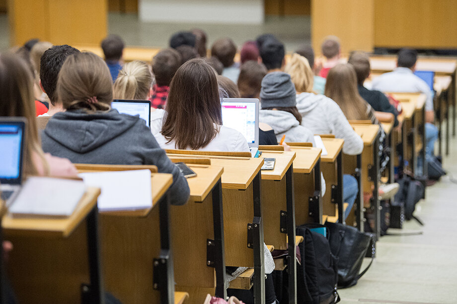 После проверок Рособрнадзора лицензии отозвали у 69 вузов. Фото: Sebastian Gollnow/DPA/TASS