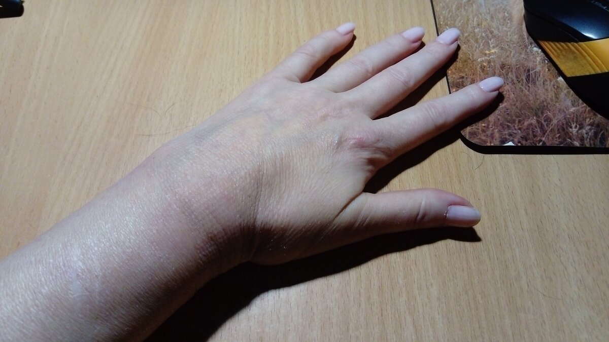 Ну, видно же, что какая-то не такая рука