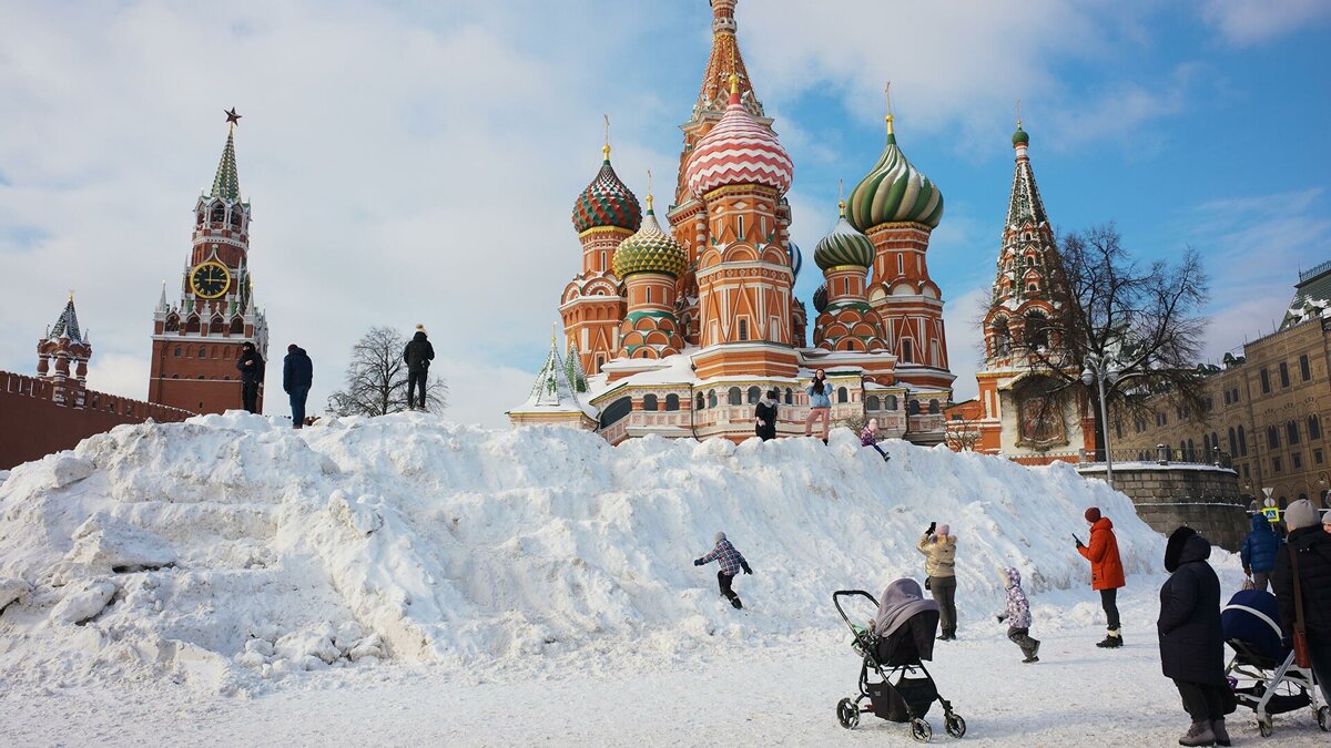 Москва всегда притягивает туристов и посетителей. А уж новогодняя столица, это вообще отдельная картина. Которую многим стоит увидеть.