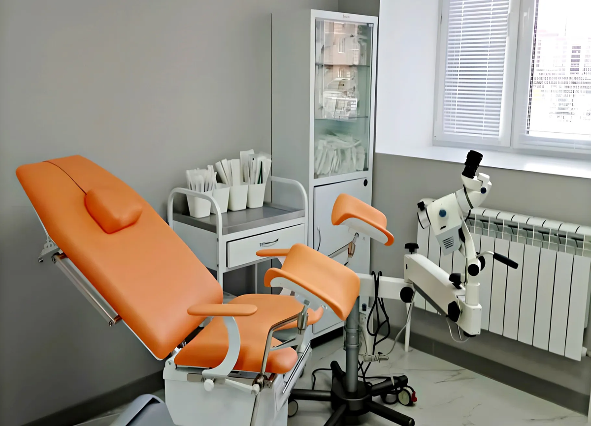 Кабинет гинеколога, который наш продакт-менеджер Ксения оборудовала полностью в соответствии с требованиями лицензирования за 3 недели. По рекомендации Ксении клиенты сэкономили на кресле, но взяли хороший оптический кольпоскоп с видеосистемой и немецкой оптикой