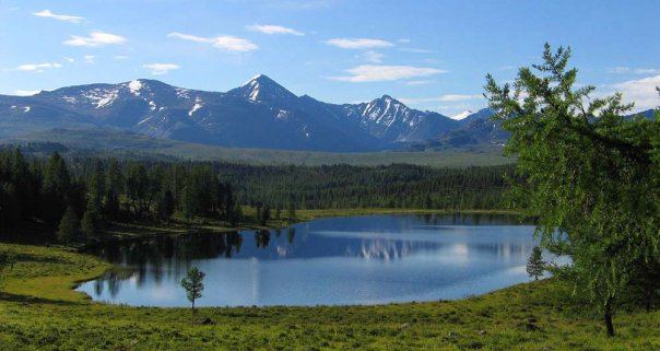 Сейчас уже и это озеро запоганили - слева на берегу поставили сарайчики для туристов. Фото автора.