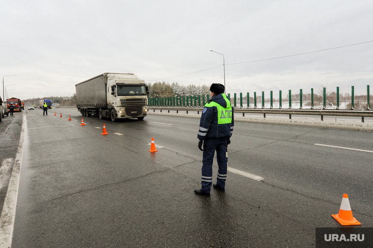    Полицейские ограничили движение машин на въезде в уральскую столицу