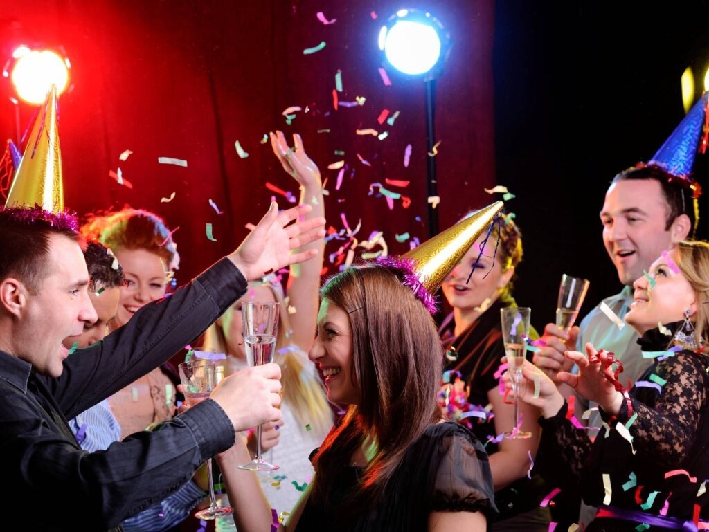 Хотят ли тверичане встречать Новый год с коллегами и начальством?