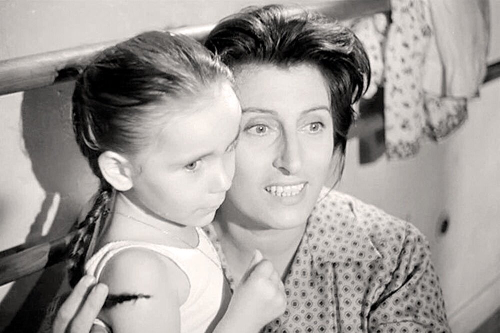    Анна Маньяни с ее вулканическим темпераментом - и сюжет, и стиль фильма. / kinopoisk.ru