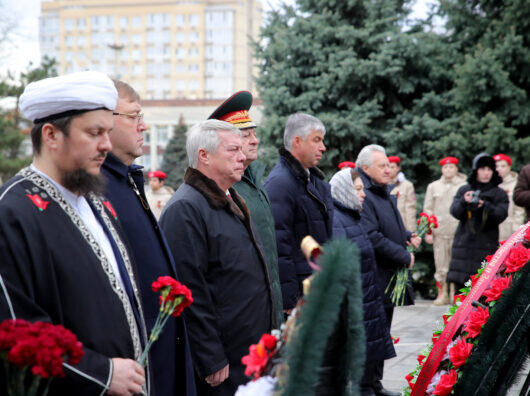   возложение цветов к мемориалу защитников Ростова // фото: donland.ru