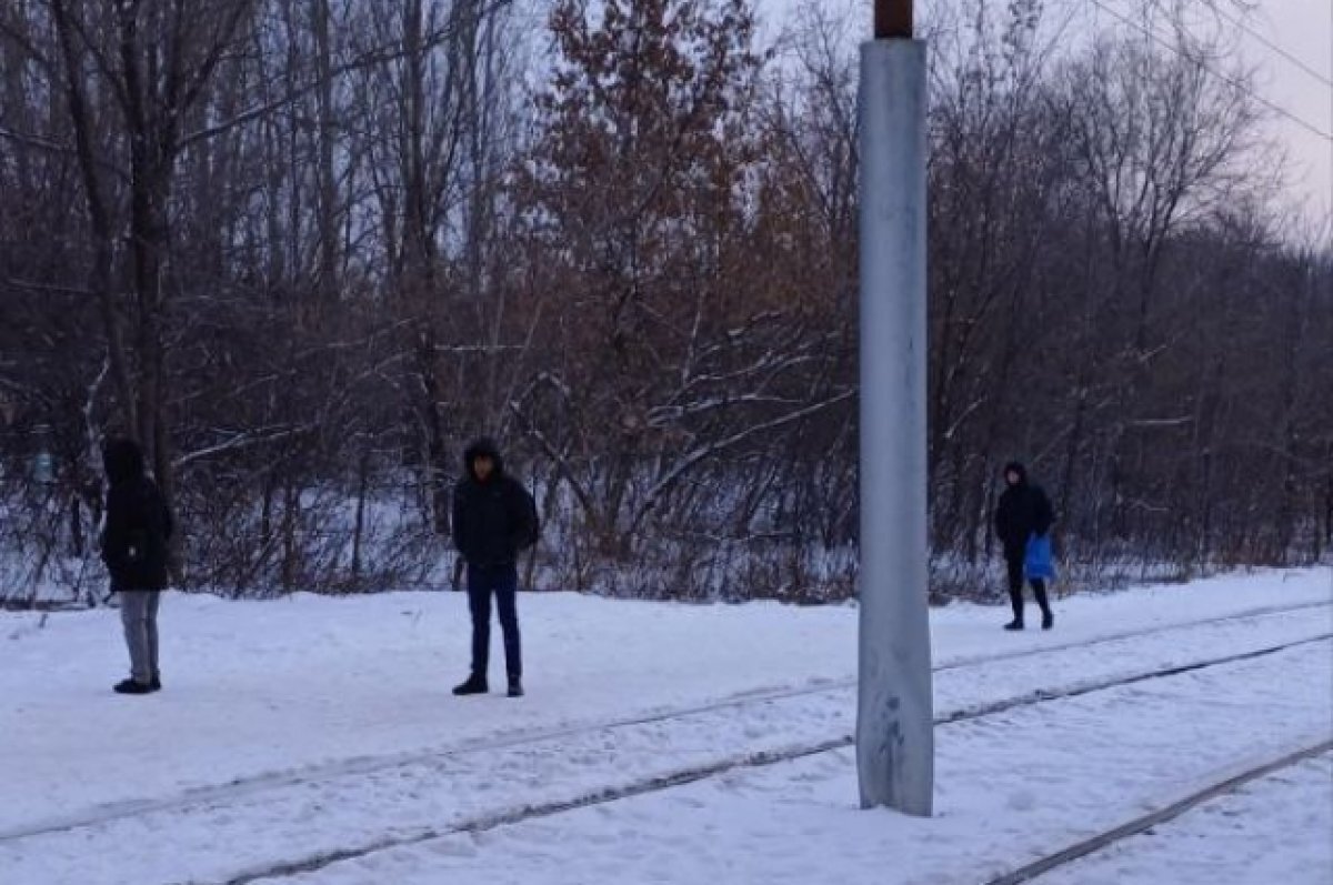    Остановка есть, павильона нет.