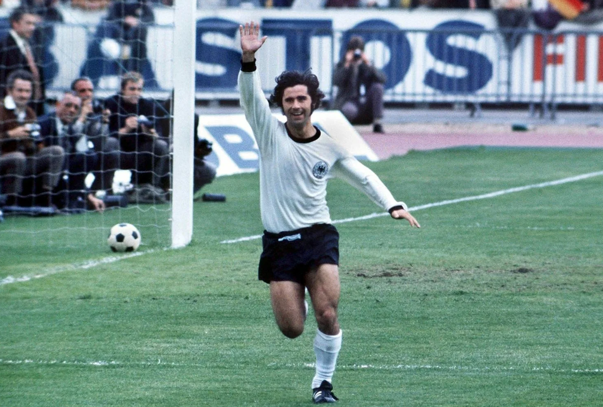 Герд Мюллер (1945-2021) забивает очередной гол. Источник фото - https://german-soccer.ru/football-players/gerd-mjuller-igrok-bavarii/