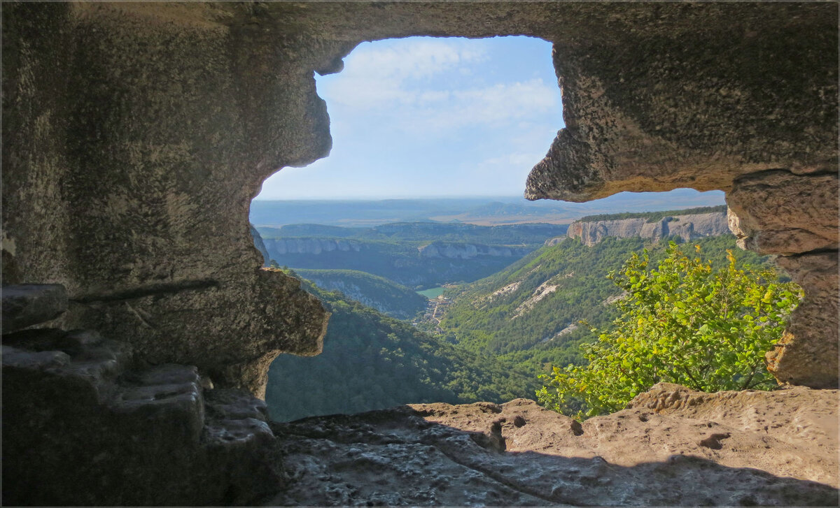 Удивительный вид открывается из пещеры на Мангупе (все снимки в статье мои)