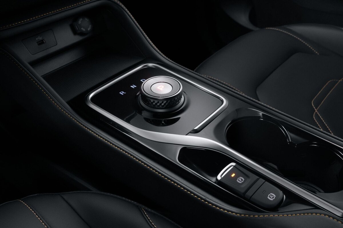 Коробки передач в привычном смысле у Москвича 3е нет: её функцию выполняет одноступенчатый редуктор. В режиме D он помогает колёсам вращаться вперёд, в режиме R — в обратную сторону.