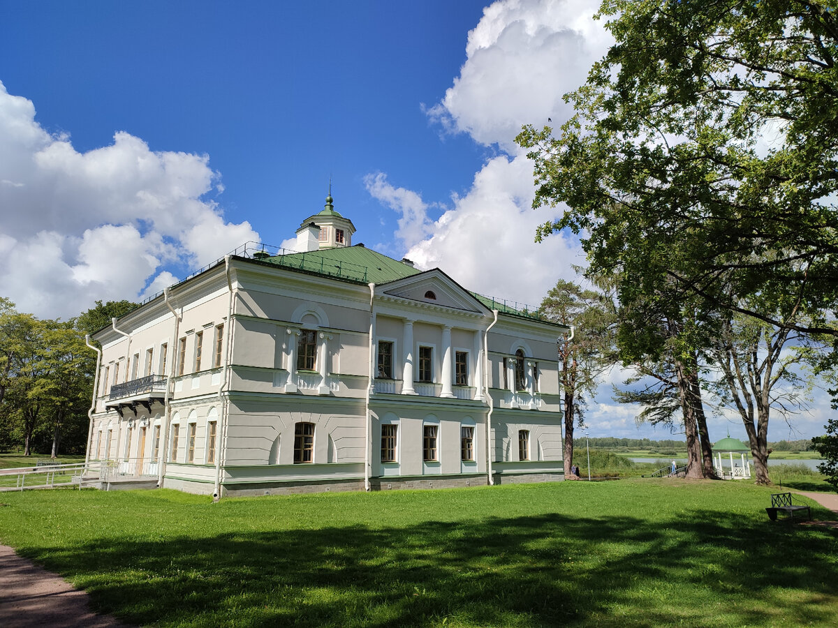 Дом открыт, там выставка и интерьеры. Билет отдельный.