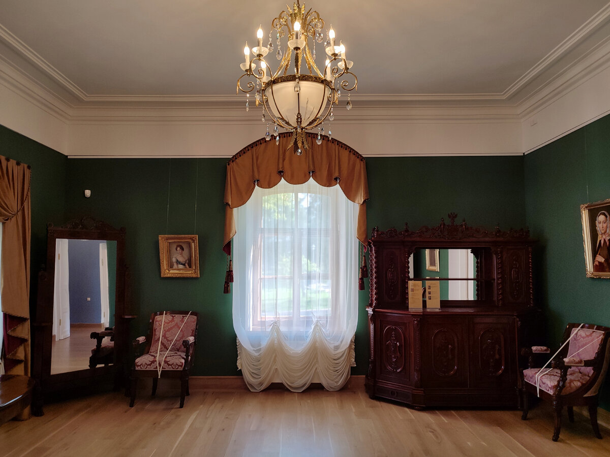 Интерьеры, скорее намеком на то время, чем реальные