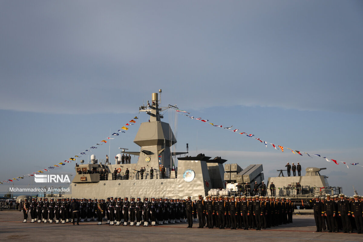 Церемония принятия в состав ВМС Ирана легкого фрегата "Дейламан". 