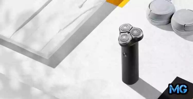 Роторная аккумуляторная бритва предназначена для влажного и сухого бритья. Она справляется со своей работой не только качественно, но и очень быстро. Модель принадлежит к средней ценовой категории и удовлетворит запросы большинства пользователей. Три плавающих роторных головки в точности повторяют контуры вашего лица, шеи и подбородка благодаря способности двигаться в любом направлении. Продуманная конструкция и возможность разного направления ножей позволяет захватывать щетинки различной направленности, а значит за один подход вы удалите большую часть волосков.