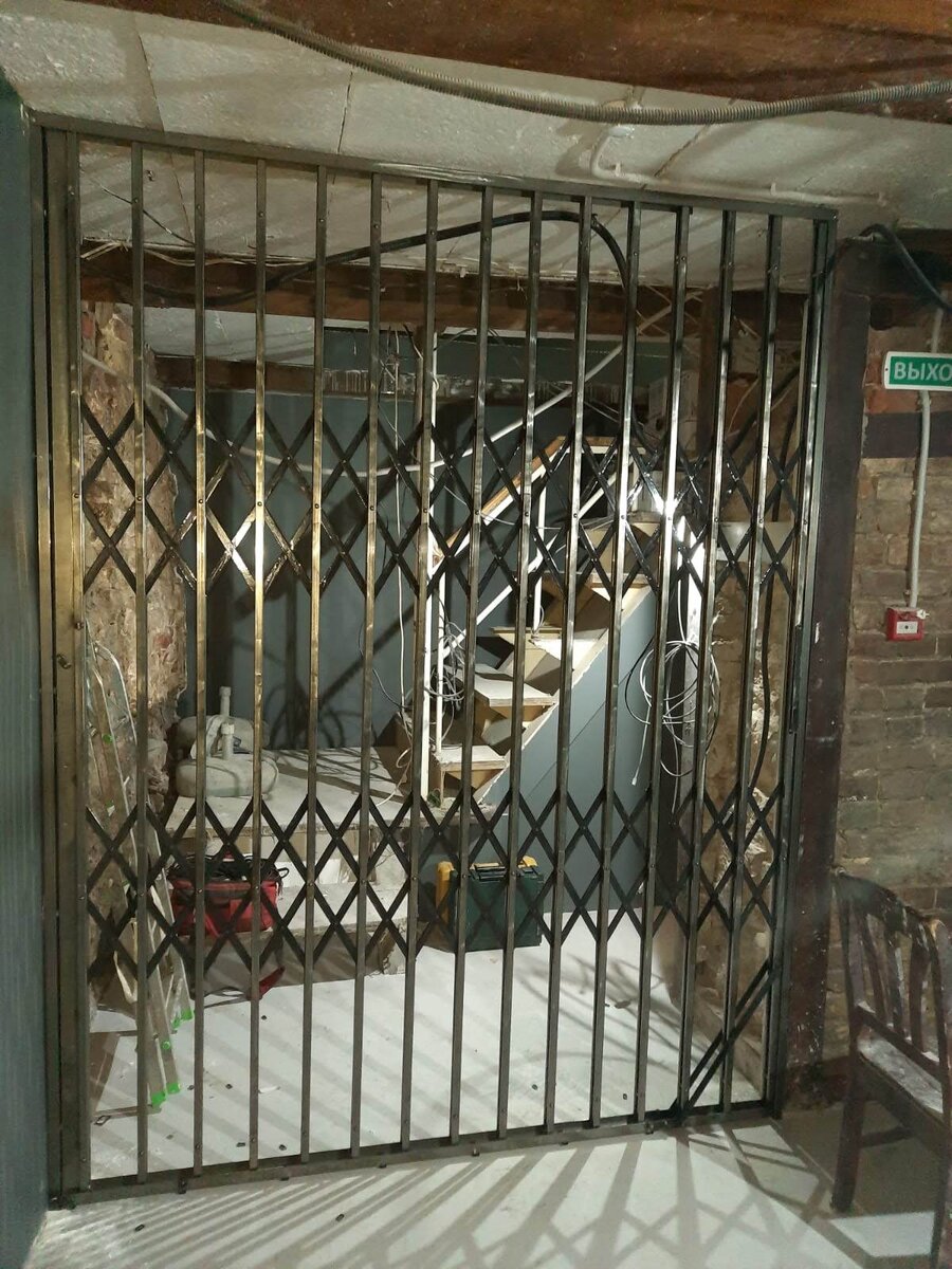 Раздвижная металлическая решетка, как один из элементов оформления площадки для проведения квестов в стиле лофт и steampunk