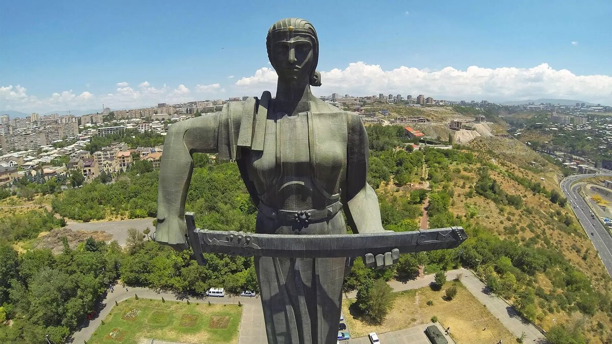     Жительница Ростовской области оштрафована на 100 тысяч рублей за попытку выехать за границу, об этом сообщили в пресс-службе УФСБ региона.