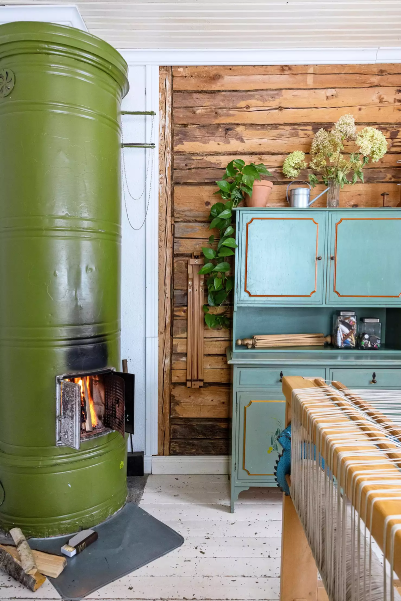 Простая жизнь — семья без денег переделывает старый дом. Он полон уюта ...