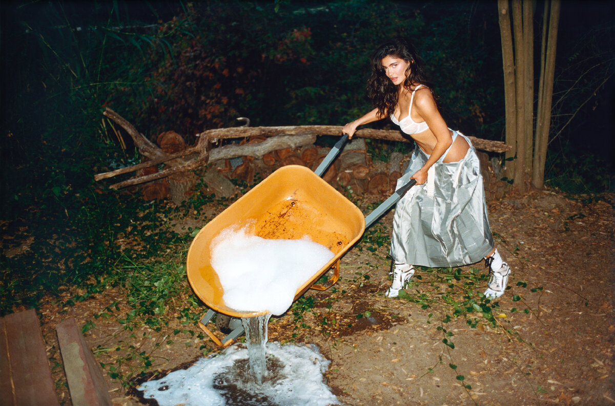 На Кайли топ Deborah Marquit, носки и обувь Maison Margiela, нижнее белье Journelle, браслет (на всех фото) из личной коллекции Кайли. 