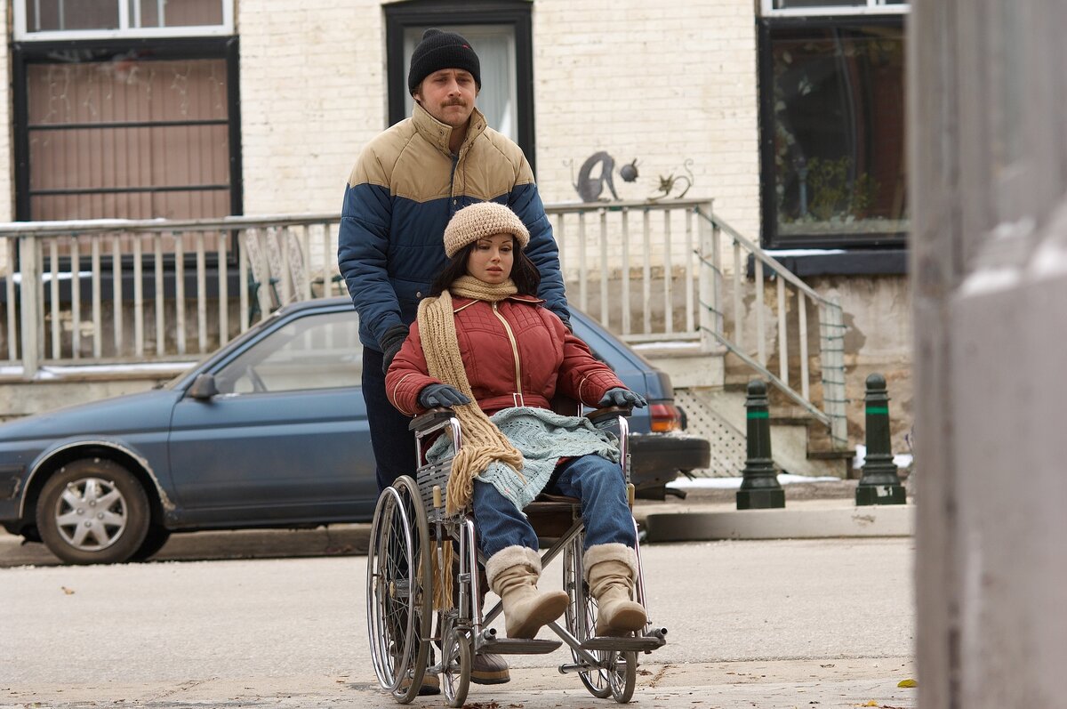 Кадр из фильма "Ларс и настоящая девушка" (2007)