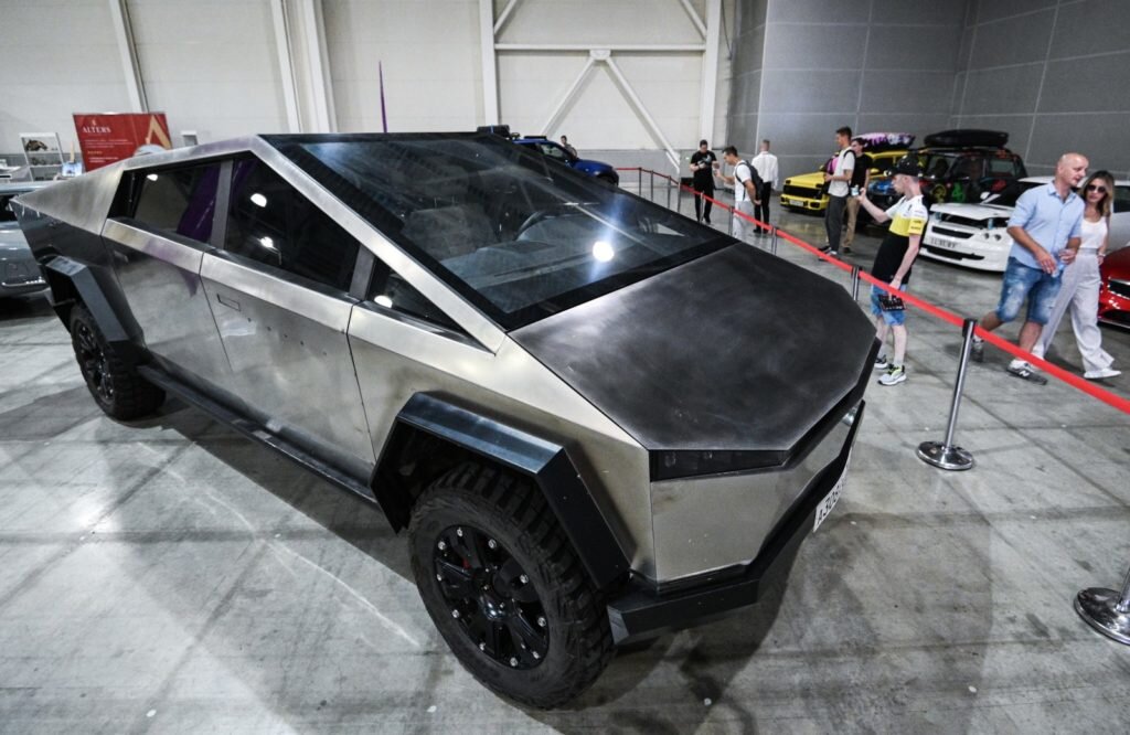    Автомобиль Tesla Cybertruck Wylsacom Edition на автовыставке. Рамиль Ситдиков / РИА Новости