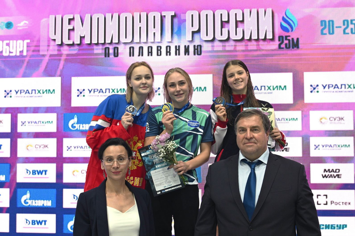 Победитель и призеры на дистанции 200м на спине женщины.