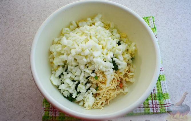 Салат с плавленным сыром, овощами и крабовыми палочками